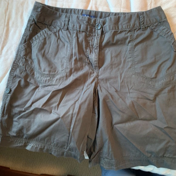 REITMANS green cargo shorts 🪴 - Picture 2 of 4